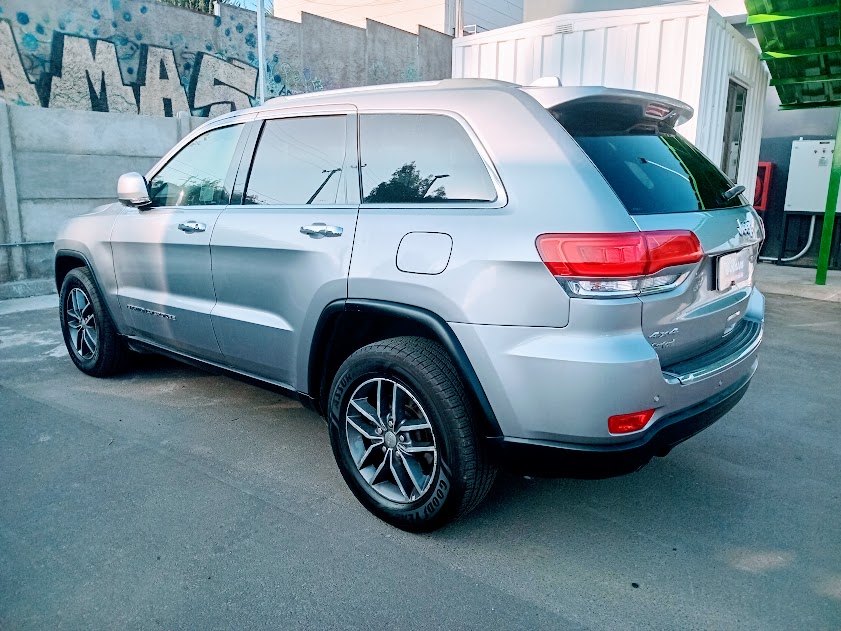 Jeep Grand Cherokee Ltd — foto 4 de 14