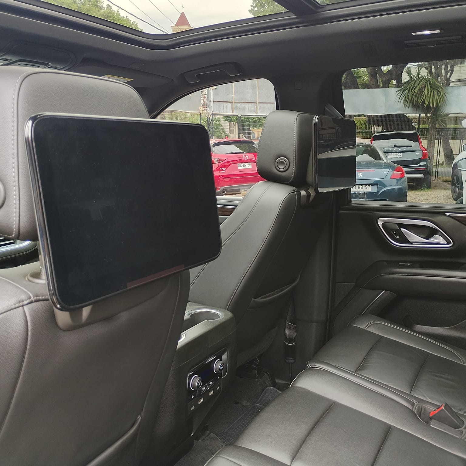 Chevrolet Suburban — foto 12 de 13